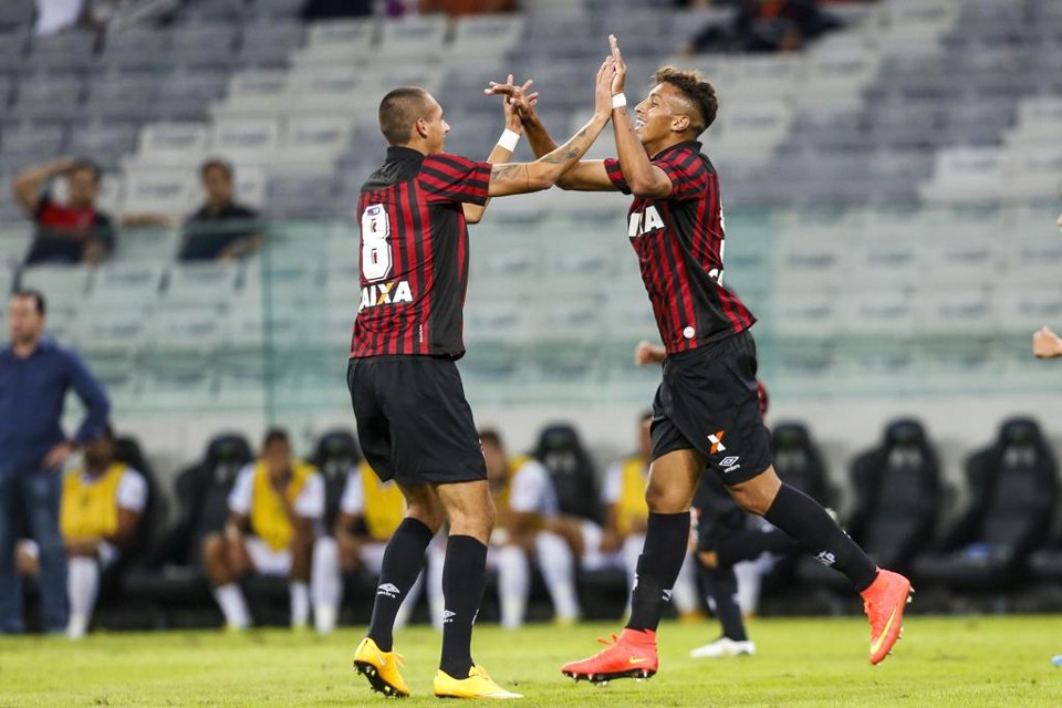 Cryzan, à esquerda, marcou dois gols e foi um dos destaques do Furacão na partida | Brunno Covello/Gazeta do Povo