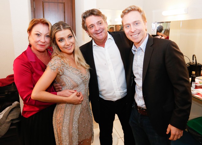 A cantora Luiza Possi recebe o carinho da família Schuchovsky – Jussara, Raul e Raul Neto – no camarim do Espaço Torres durante a festa promovida pela Ademilar para seus clientes, na última segunda-feira | Foto: Valterci Santos