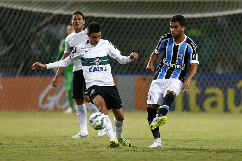 Coritiba evoluiu com a entrada de Thiago Gualhardo no meio. | Antônio More/Gazeta do Povo