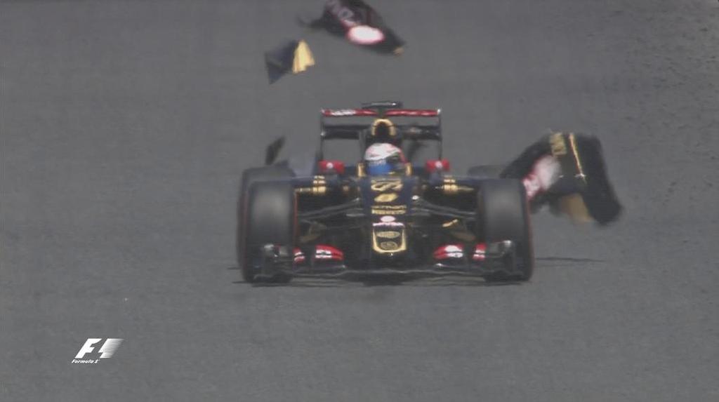 A carenagem do carro de Romain Grosjean se desintegrou durante a segunda sessão de treinos livres em Barcelona. | Reprodução/Twitter @F1