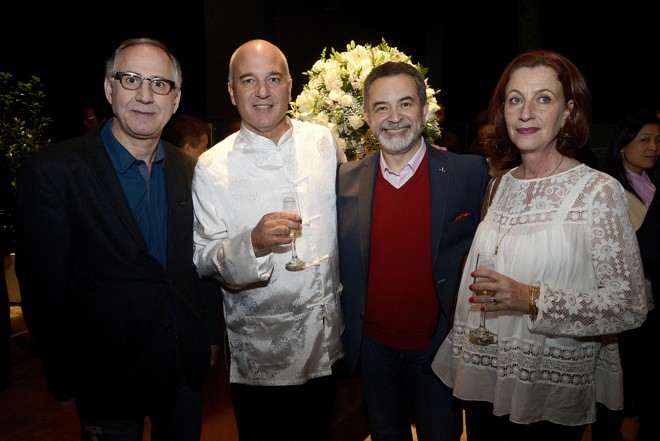 O secretário da Cultura, Paulino Viapiana (à esq.), e a diretora do Centro Cultural Teatro Guaíra, Monica Rischbieter, receberam o oboísta Alex Klein (de branco) e o maestro José Maria Florêncio no coquetel após o belíssimo concerto pelos 30 anos da Orquestra Sinfônica do Paraná, quinta-feira, no Guairão. | Kraw Penas