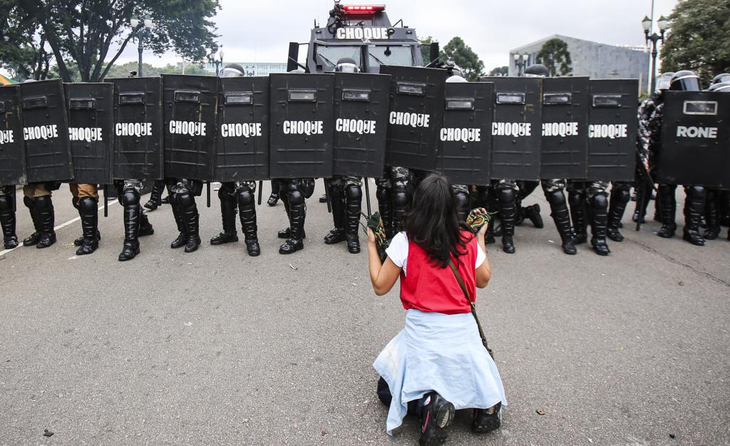 O auge da crise, em 29 de abril, quando professores e a PM entraram em confronto no Centro Cívico. | Daniel Castellano /Gazeta do Povo
