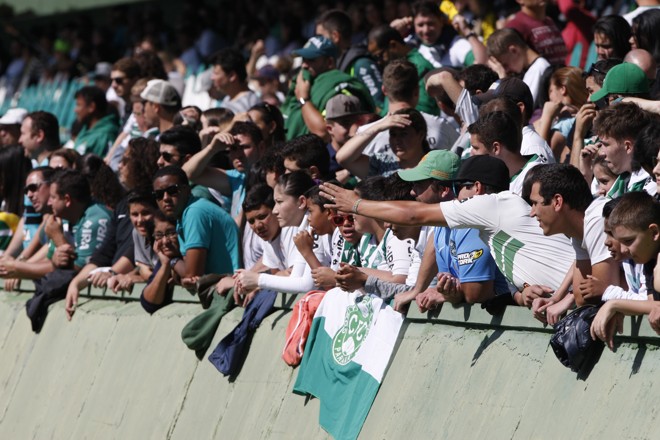 Coritiba faz último treino antes da final com os portões abertos. Cerca de três mil torcedores vieram prestigiar a equipe | Aniele Nascimento/Gazeta do Povo