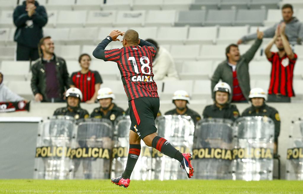 Walter, com o número 18 nas costas, comemora o gol marcado contra o Internacional, no domingo (10). | Hugo Harada/Gazeta do Povo