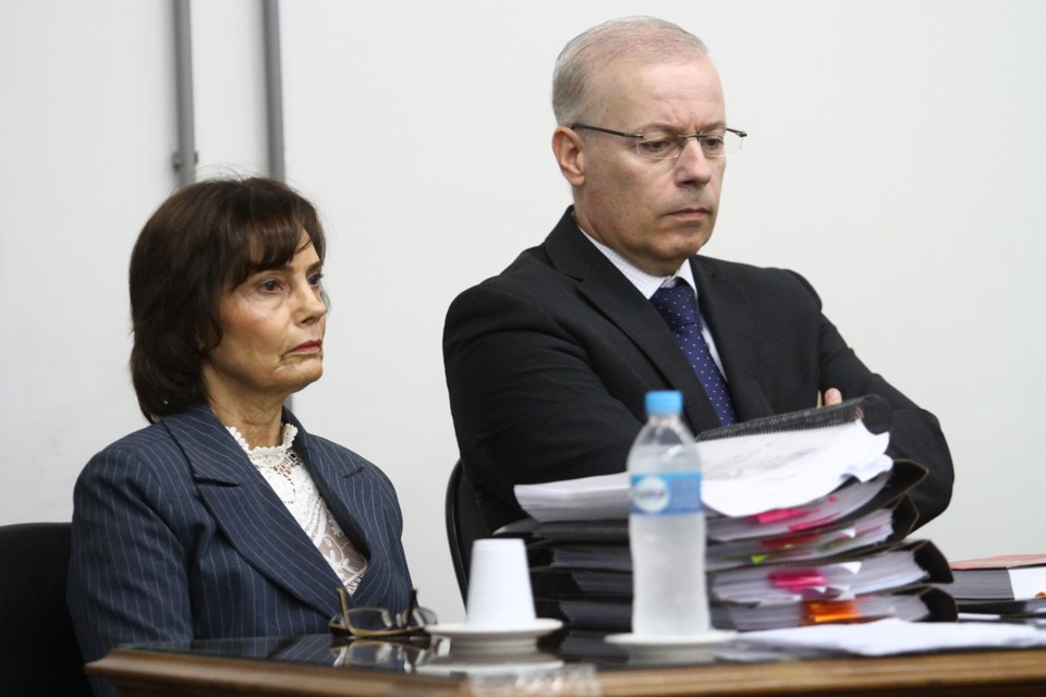 Vanda ao lado de seu advogado, Walter Bittar, durante o julgamento | Roberto Custódio/Jornal de Londrina