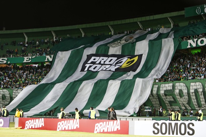 Bandeirão da torcida do Coxa na partida com o Grêmio. | Antônio More/Gazeta do Povo
