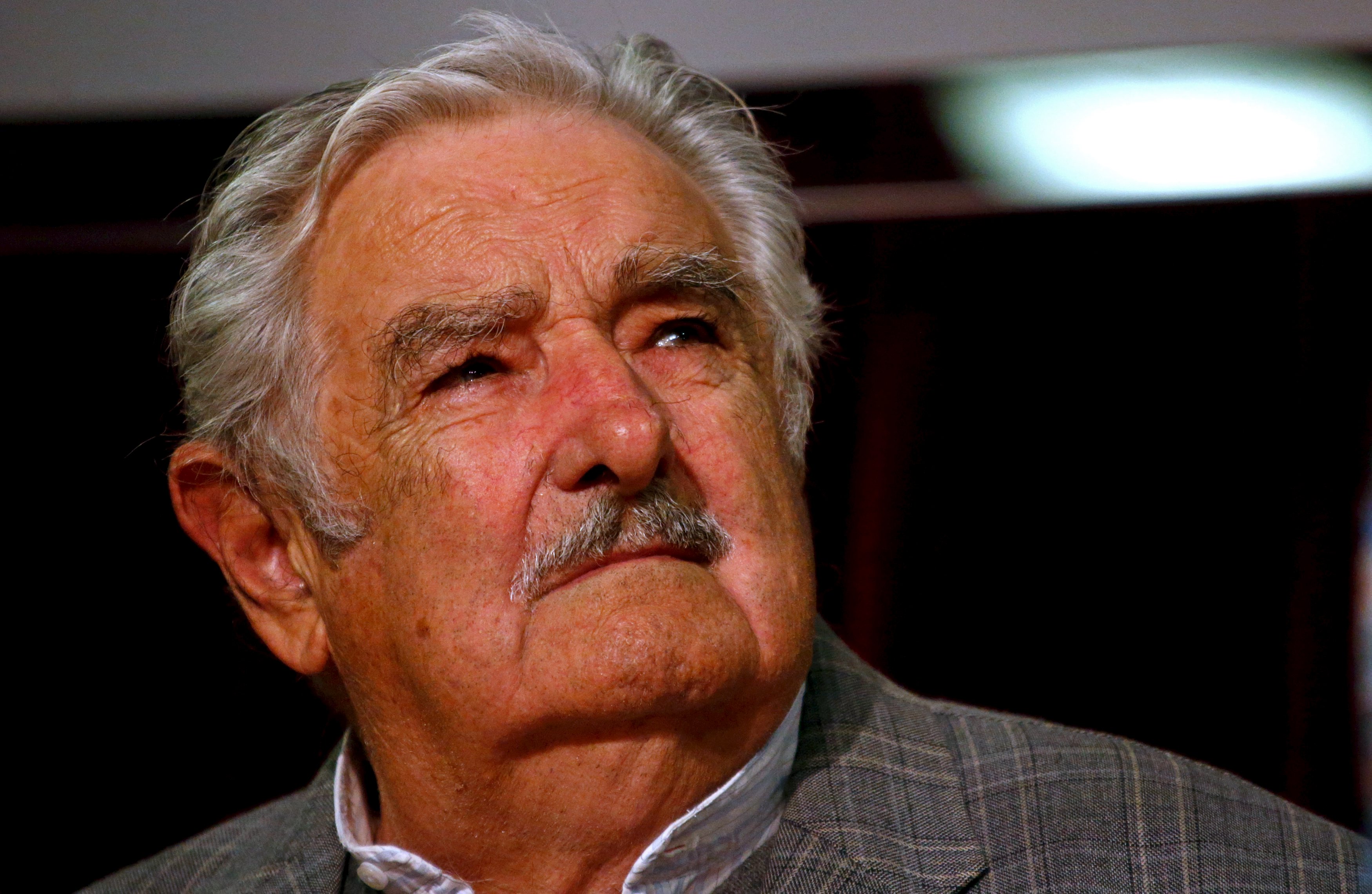 Mujica promove o livro, mas nega o que está escrito nele. | Marcos Brindicci/Reuters
