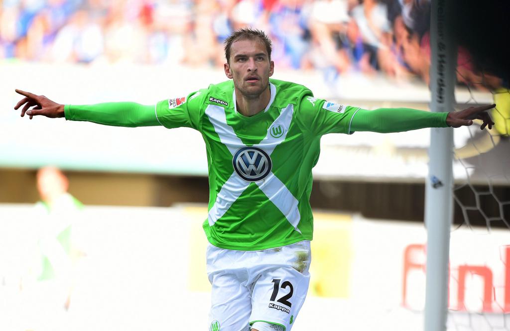 O atacante holandês Bas Dost comemora um dos seus dois gols contra o Paderborn, pelo campeonato alemão. | JONAS GUETTLER/EFE