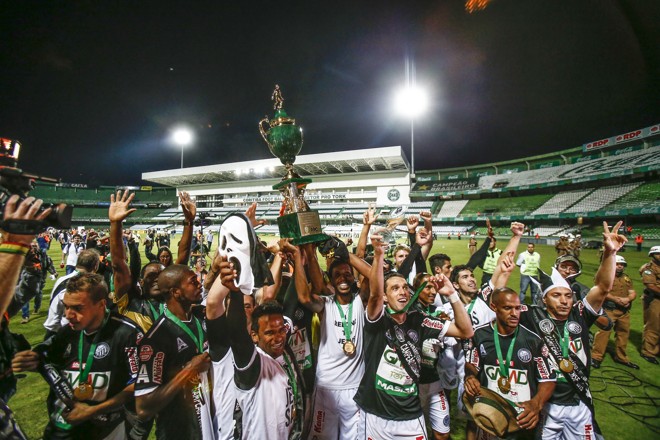 Elenco do Fantasma fez a festa do título em pleno campo do Couto Pereira. | Daniel Castellano/Gazeta do Povo