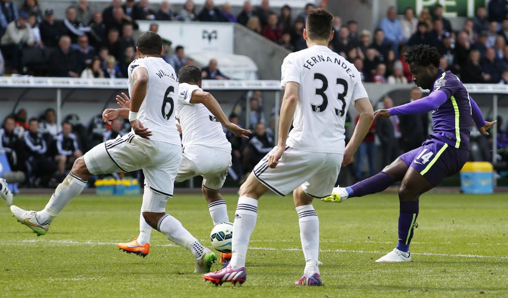 Nos acréscimos, Wilfried Bony (à direita) anotou o quarto do Manchester | John Sibley/REUTERS