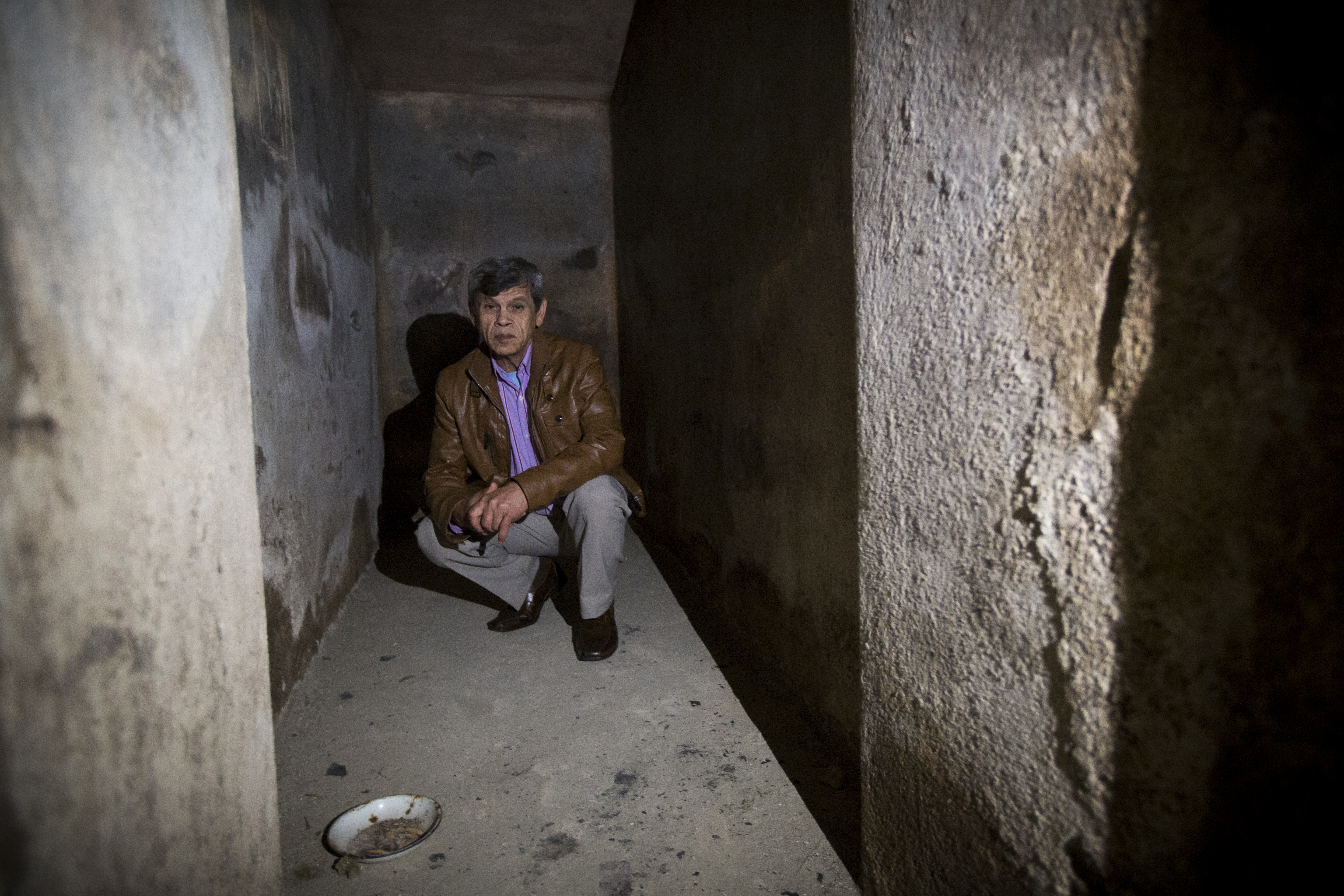 Alceu no cubículo de três metros quadrados onde passou quatro meses sem ver o sol. | Brunno Covello/Gazeta do Povo