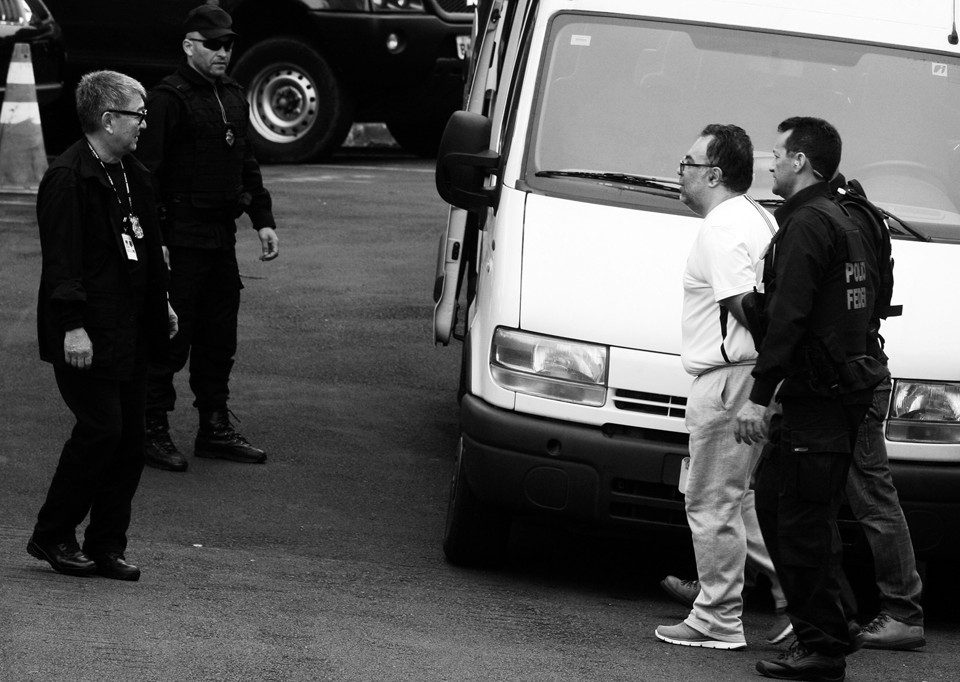 André Vargas é conduzido por policiais federais da sede da PF em Curitiba para a van que o levaria para o Complexo Médico Penal , em Pinhais. | Aniele Nascimento/Gazeta do Povo
