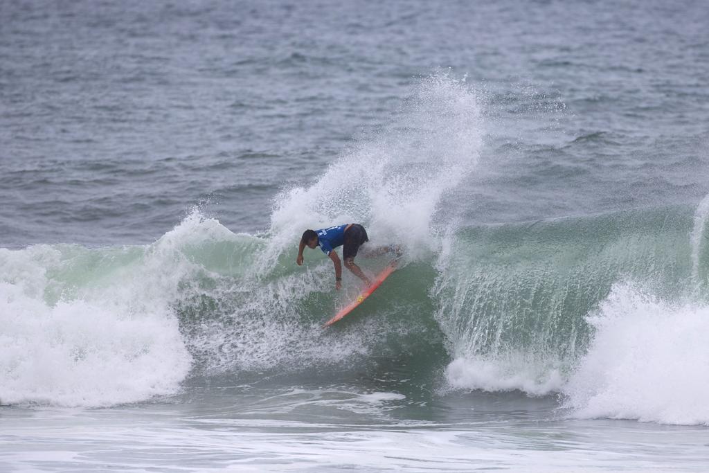 Keanu Asing, do Havaí, surpreendeu o atual campeão mundial Gabriel Medina no round 3. | Kelly Cestari/WSL