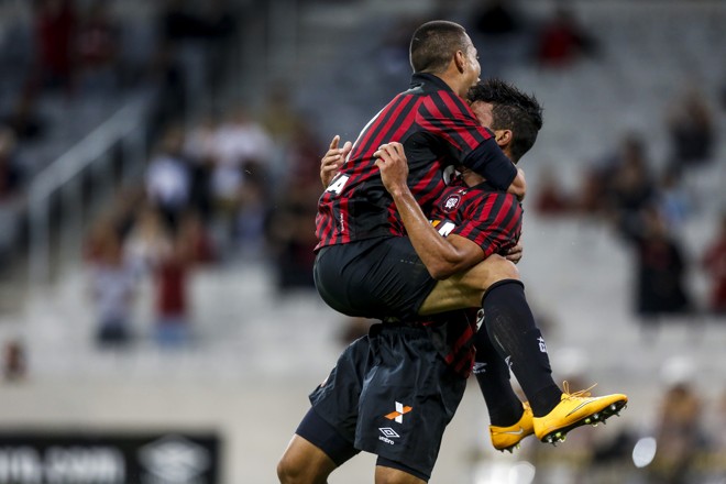 Atlético comemora vitória com facilidade contra o Nacional | Brunno Covello/Gazeta do Povo