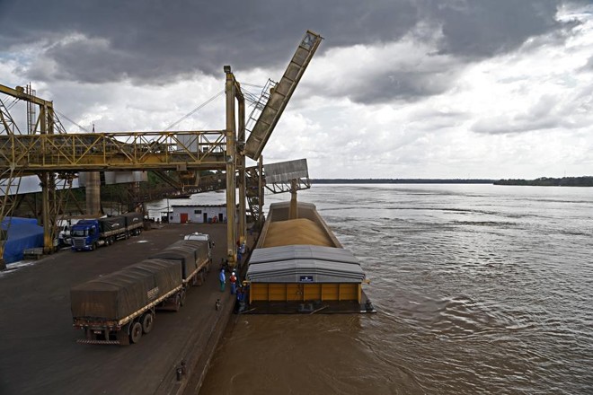 Barcaça recebe soja em Porto Velho (RO), no Rio Madeira, com 2,5 mil km pela frente. | 
