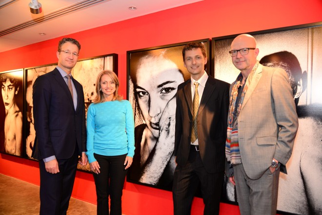 O embaixador da Suécia no Brasil, Per-Arne Hjelmborn (à esq.), veio a Curitiba para a abertura da exposição Veias, terça-feira, na Caixa Cultural, que tem obras fotográficas do sueco Anders Petersen e do dinamarquês Jacob Haue Sobol . Com ele, Isabel Cristina Nascimento, gerente da Caixa | / Foto: Clarissa Bertasso