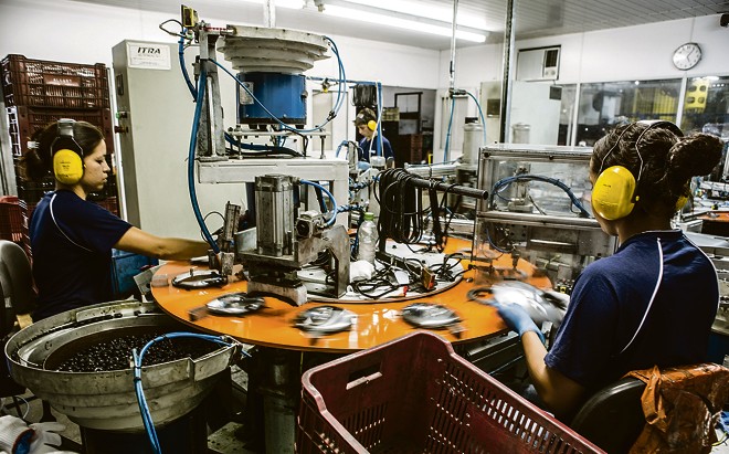 A intenção de investimento da indústria cai há vários meses, o que deve se refletir em um crescimento econômico mais baixo no futuro. | Brunno Covello/Gazeta do Povo