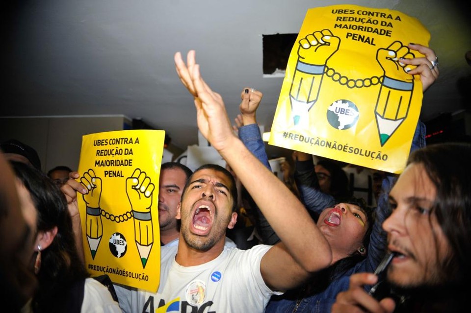 Redução da maioridade penal passa em comissão e agora segue para o plenário Manifestantes contrários à redução da maioridade foram proibidos de acompanhar a sessão. | Fabio Rodrigues Pozzebom/Agência Brasil
