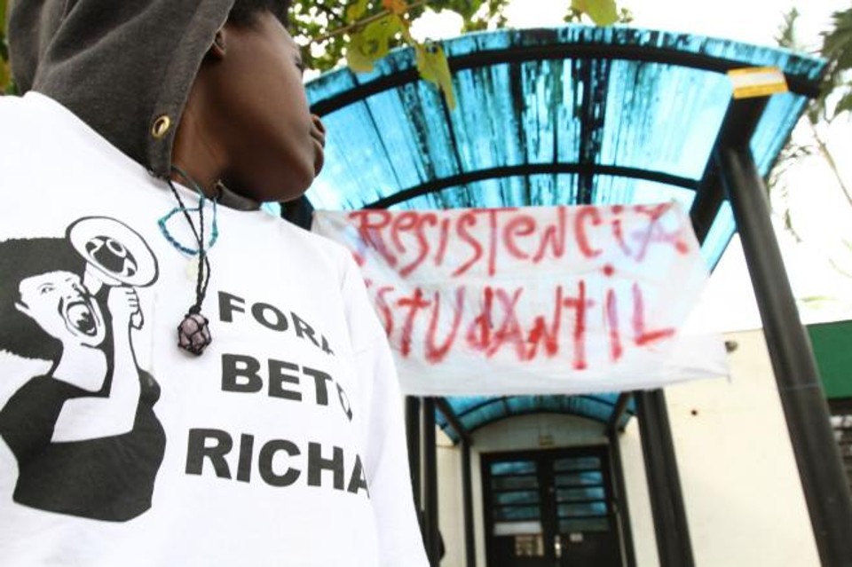 Estudantes em frente da reitoria da UEL: ocupação é tranquila | Roberto Custódio/Jornal de Londrina