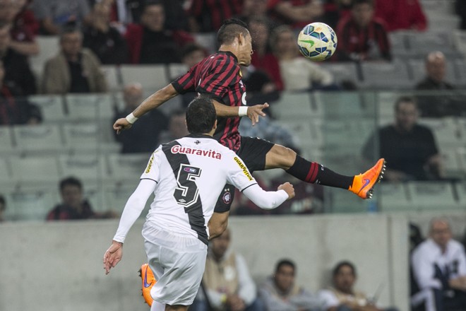 Jogador do Atlético Paranaense e Vasco disputam a bola em partida do Brasileirão | Marcelo Andrade/Gazeta do Povo