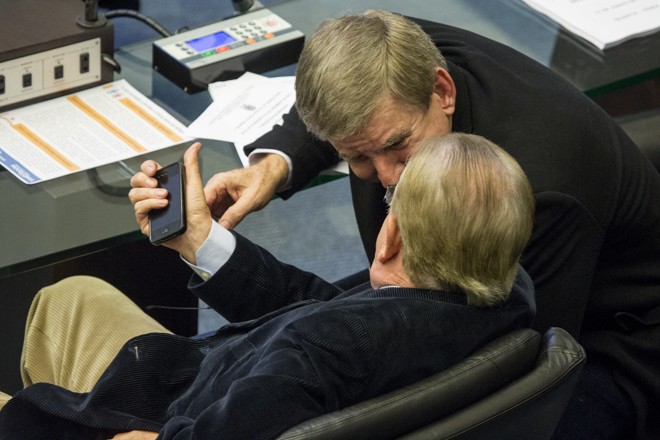 Velha guarda: Elio Rush (DEM, em pé) e Nelson Justus (DEM). | Henry Milleo/Gazeta do Povo