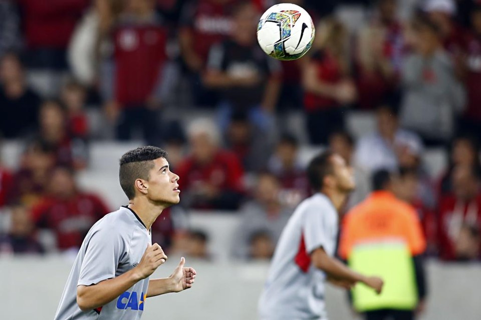 Lucas Olaza não é mais jogador do Atlético | Felipe Rosa/Tribuna do Paraná