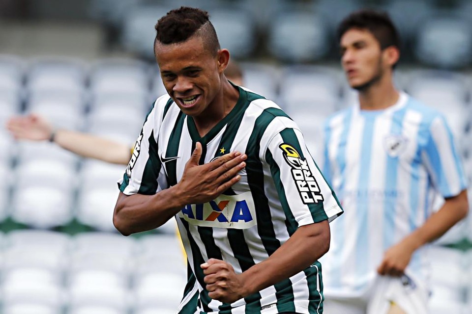 Rodrigo Ramos vai brigar por vaga na lateral direita com Léo Moura, Norberto e Ivan. | Albari Rosa/Gazeta do Povo