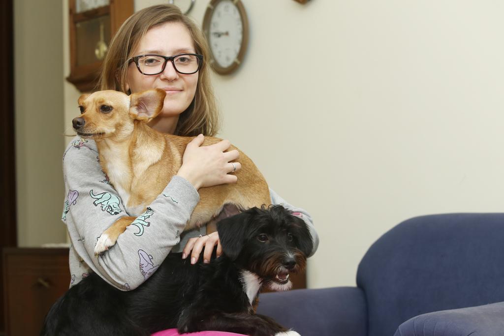 A professora Elisa Barbieri adotou dois cachorrinhos de uma vez. | Giuliano Gomes/Gazeta do Povo