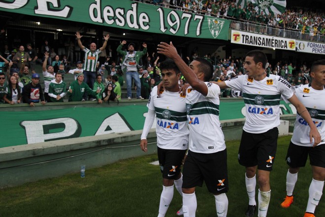 Jogadores comemoram o gol de Rafhael Lucas. | Jonathan Campos/Gazeta do Povo