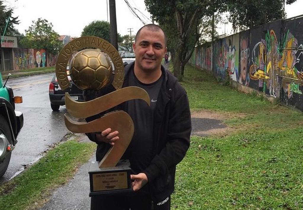 De passagem pela Vila Olímpica, o ex-zagueiro Nem aproveitou para rever o troféu da Copa João Havelange de 2000. | Reprodução Instagram