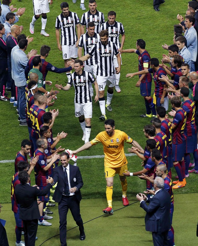 Jogadores do Barça aplaudem o time da Juventus | FABRIZIO BENSCH/REUTERS
