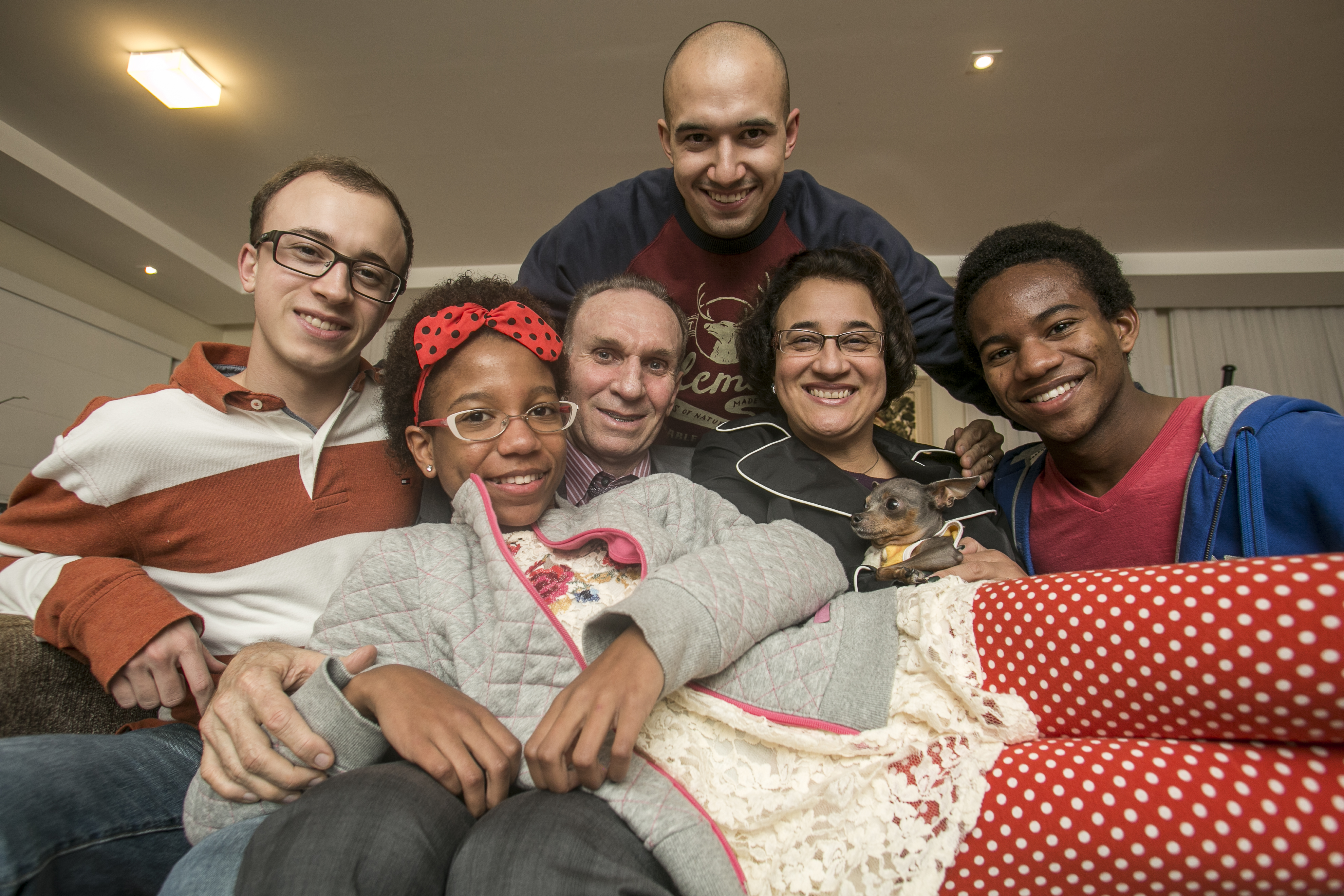 Aristeia (ao centro) é fundadora do Movimento Nacional de Crianças Inadotáveis. Ela e o marido, Alberto, têm dois filhos adotados Matheus (17, jaqueta azul) e Daniele (14), e dois filhos biológicos Lucas (22, calvo) e André (17, camisa listrada). | Marcelo Andrade/Gazeta do Povo