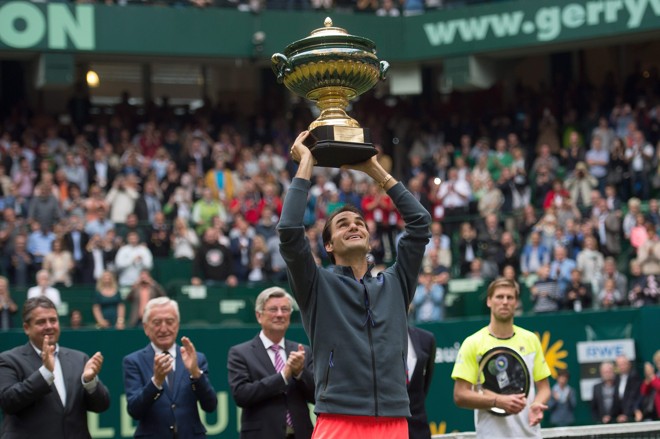 Roger Federer levanta seu oitavo troféu no torneio disputado na Alemanha, em dez finais disputadas: hegemonia. | Roger MAJA HITIJ/EFE