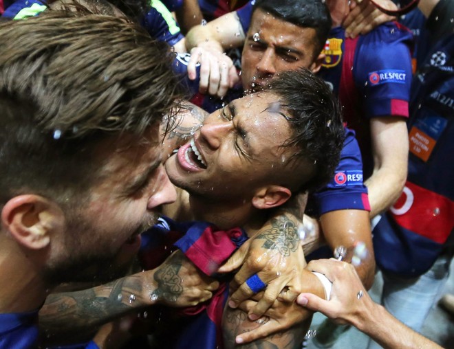 Neymar é abraçado pelos companheiros no início da festa catalã | KAY NIETFELD/EFE