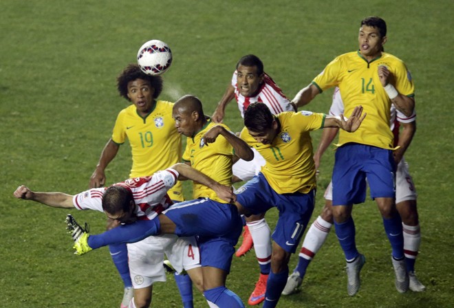 Fernandinho cabeceia a bola na defesa brasileira. | JORGE ADORNO/REUTERS