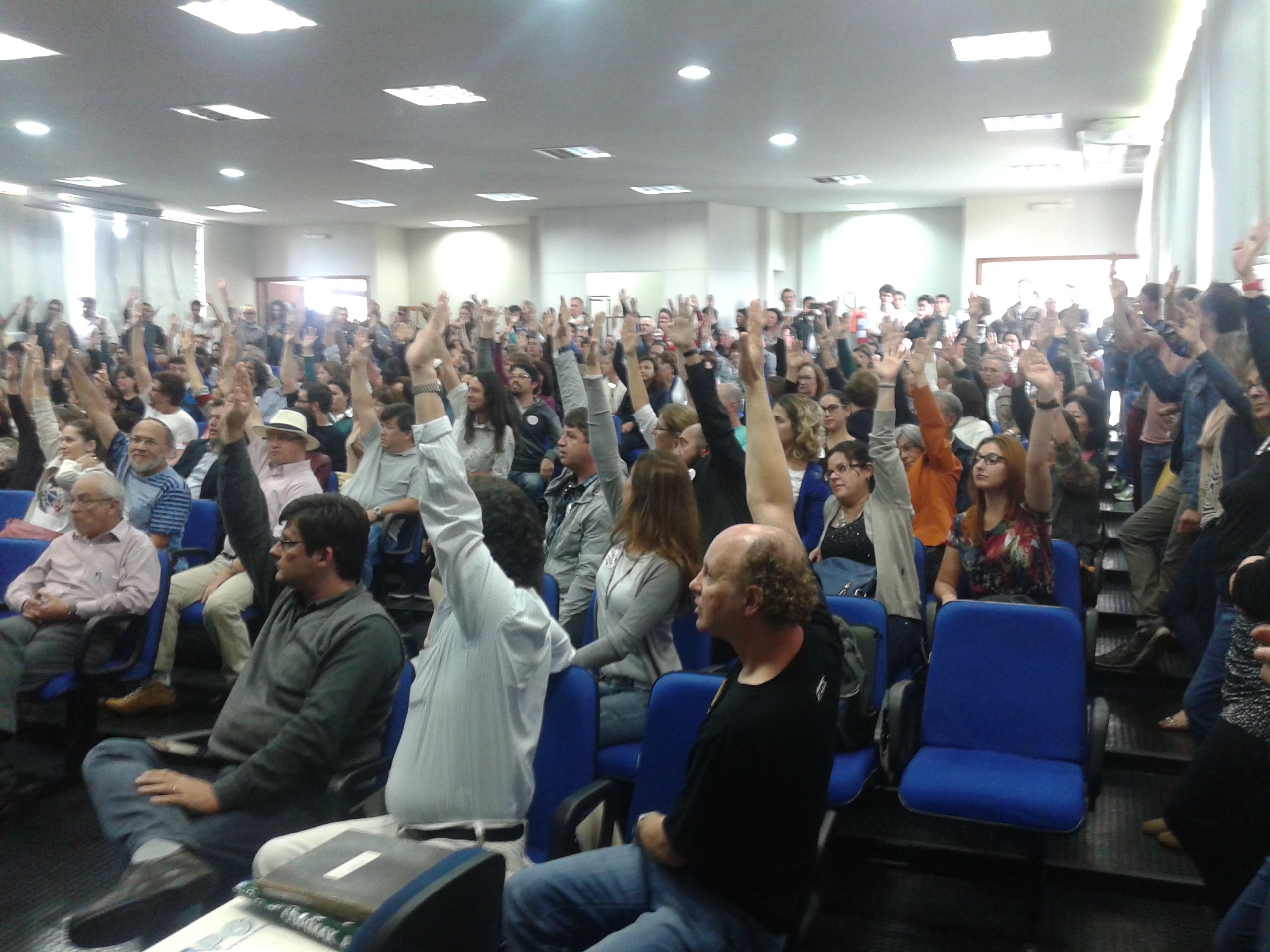 Assembleia dos professores da UEPG: greve não tem data para acabar. | Gisele Barão/Gazeta do Povo