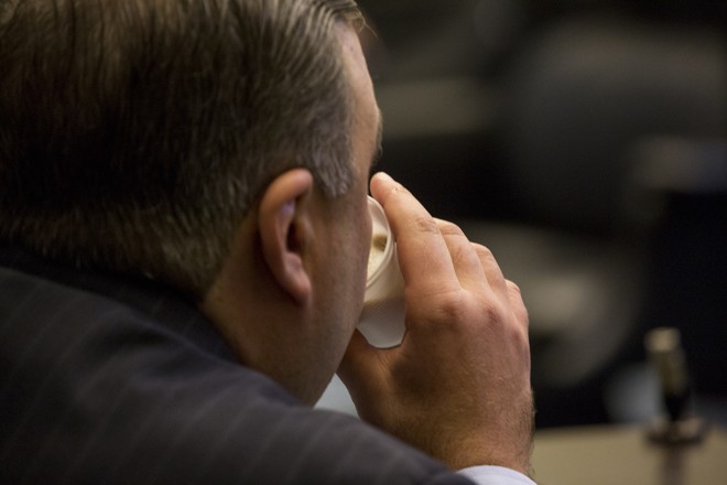 Ney Leprevost (PSD) espanta o frio com um bom e velho cafezinho. | Henry Milleo/Gazeta do Povo