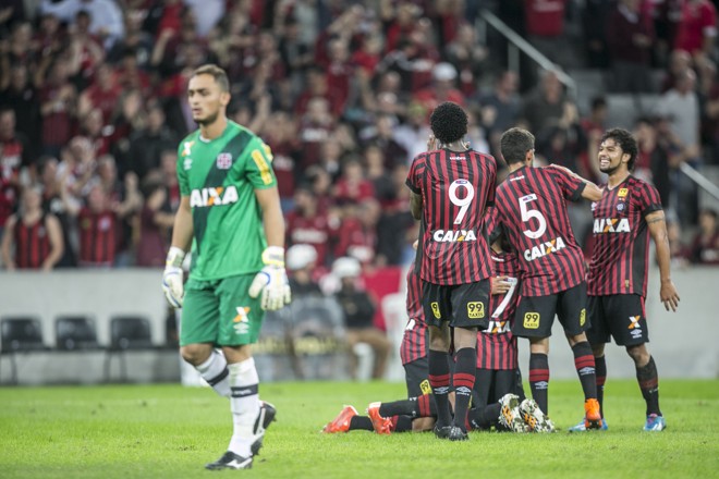 Jogadores do Atlético-PR comemoram vitória sobre o Vasco, em partida pelo Campeonato Brasileiro | Marcelo Andrade/Gazeta do Povo