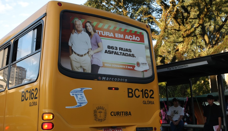 Presidente da Câmara promulga lei da publicidade nos ônibus Vereadores querem que publicidade nos ônibus seja fonte de renda para o sistema. | Antonio Costa/Gazeta do Povo