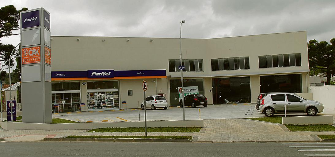 Recém-inaugurado na Rua Mateus Leme, no bairro Ahú, centro comercial tem quatro lojas, sendo uma delas a âncora. | Jonathan Campos/Gazeta do Povo