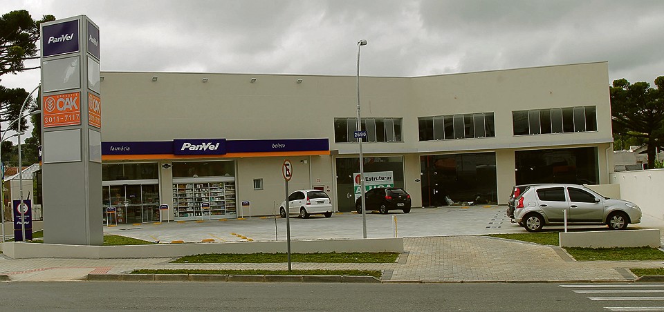 Recém-inaugurado na Rua Mateus Leme, no bairro Ahú, centro comercial tem quatro lojas, sendo uma delas a âncora. | Jonathan Campos/Gazeta do Povo