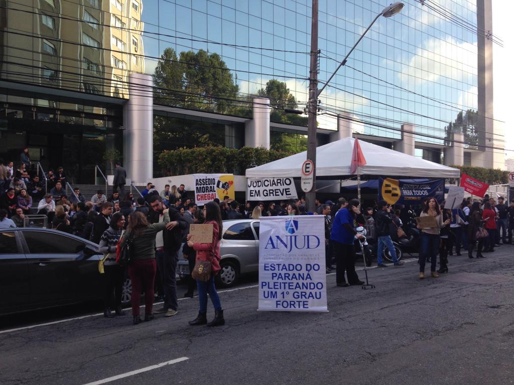 Funcionários da Justiça Estadual do Paraná estão em greve desde a semana passada | Katna Baran/Gazeta do Povo