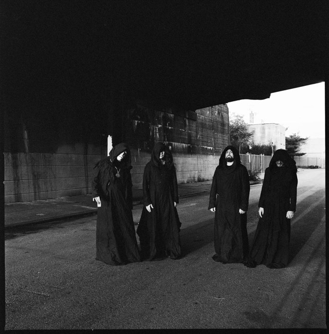 Sun O))) – Imagine-se num sonho de David Lynch com a trilha sonora do inferno. Experiência mais perturbadora do Primavera Sound, a Sun O))) estuda os limites da música. Sua sinfonia apocalíptica é propositalmente incômoda e carrega uma aura medieval que ultrapassa o risco do brega para se tornar sensorial (no show, era impossível ficar o tempo todo de ouvidos destampados e mesmo assim alguns entraram em um transe impressionante). | Divulgação