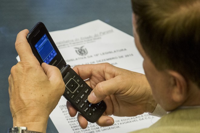 SMS: deputado um pouco desatualizado em relação aos novos e espertos aparelhos de telefone. | Henry Milleo/Gazeta do Povo