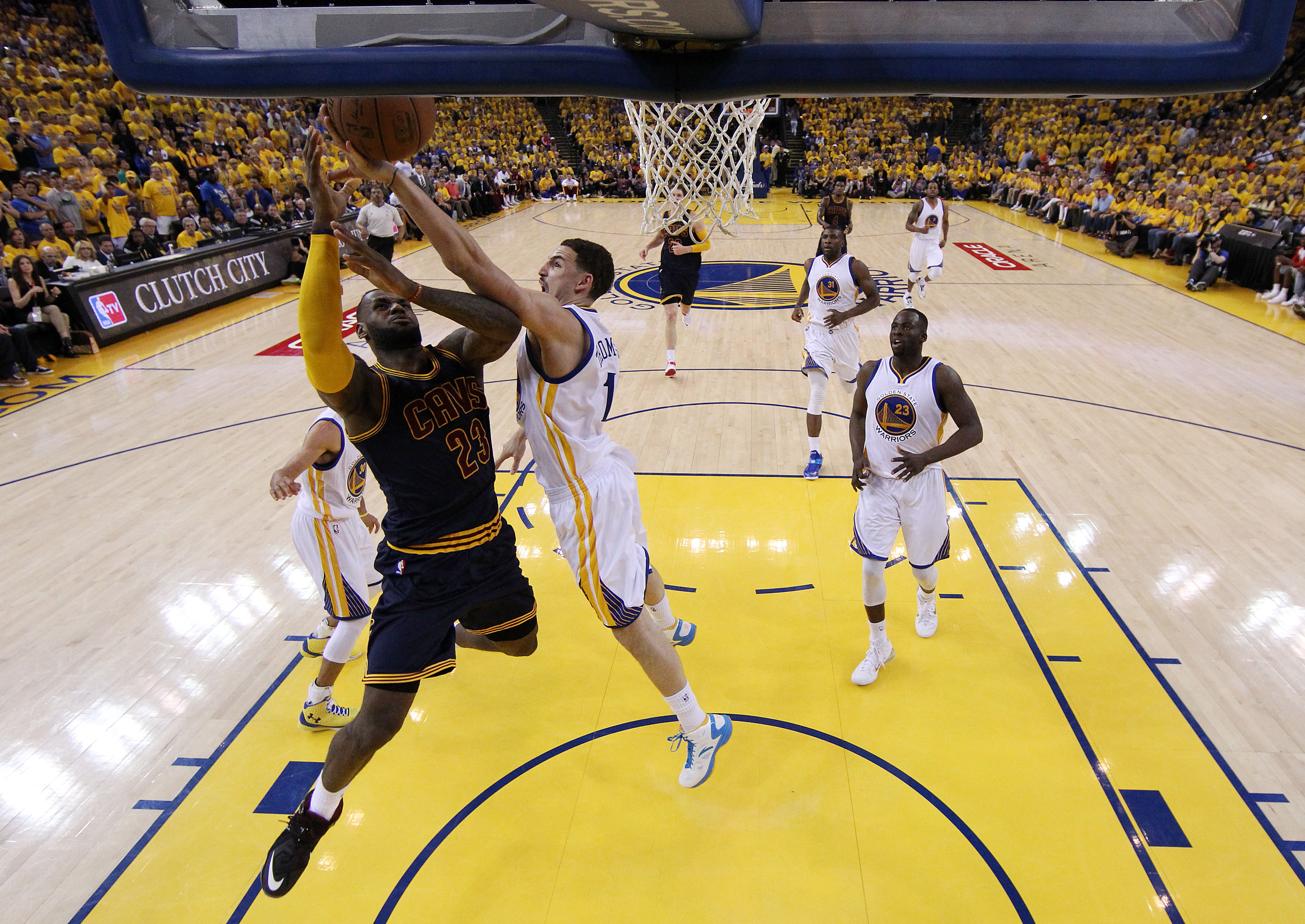 LeBron James voa para marcar na vitória do Cavaliers sobre o Warriors. | Pool Photo/USA Today Sports
