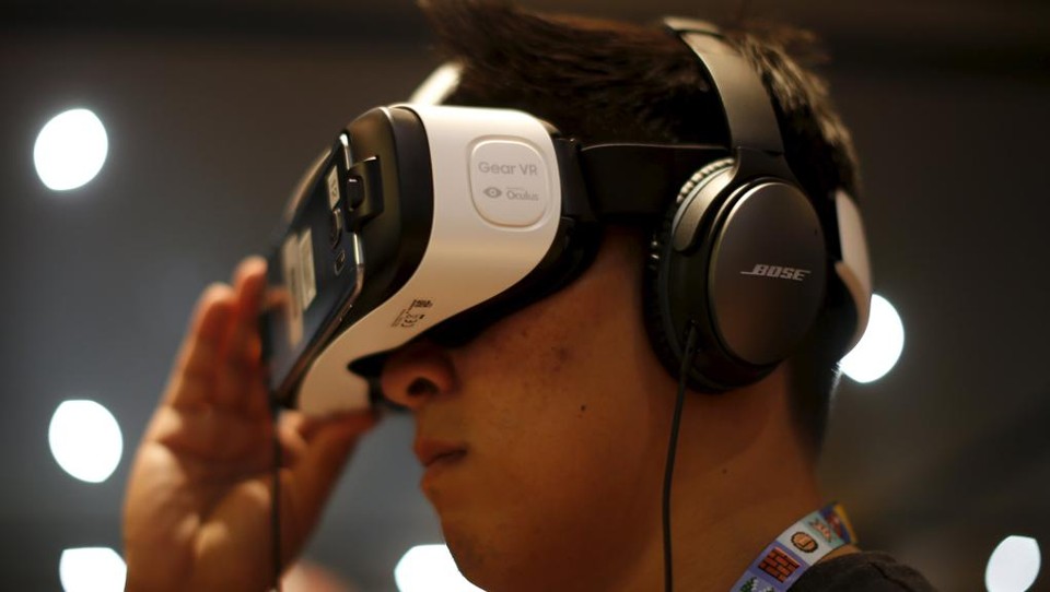 Visitante testa óculos de realidade virtual, tecnologia que ganhou espaço nos últimos dois anos. | Lucy Nicholson/Reuters