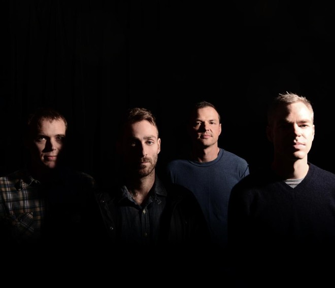 American Football – Espécie de emo sinfônico, que de repente se converte em slowcore, a banda é eficiente em capturar de forma confessional a angústia dos momentos que retrata. Ao vivo, as sutilezas e os matizes sonoros ganham em amplitude. O grupo foi formado em 1997 (era um trio), acabou em 2000 e retornou ano passado, para uma série de turnês. Têm um disco e um EP no currículo, ambos homônimos. | Divulgação