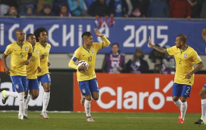 Comemoração entre companheiros de clube: Neymar agradece passe de Daniel Alves que resultou em gol | RICARDO MORAES/REUTERS