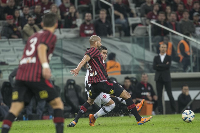 Jogadores do Atlético Paranaense e Vasco disputam a bola em partida do Brasileirão | Marcelo Andrade/Gazeta do Povo