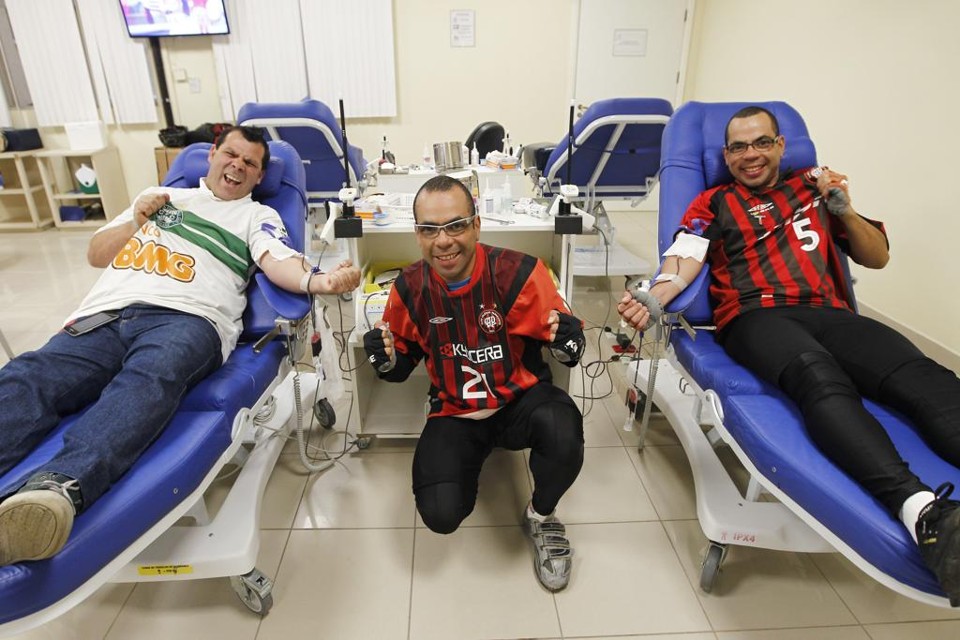 O torcedor do Coritiba Gilson Martins aproveitou a campanha para desafiar os irmãos atleticanos Gilson e Gelson Coimbra a também doarem sangue. | Antônio More/Gazeta do Povo
